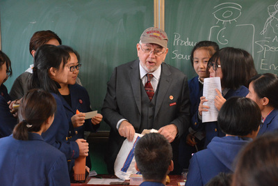 我校外國文教專家赴寶雞虢鎮(zhèn)中學(xué)開展英語口語交流活動(dòng)