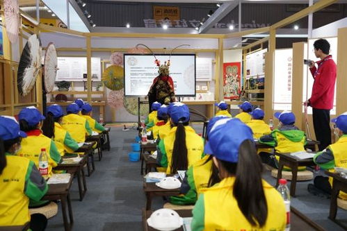 現(xiàn)場學(xué)川劇變臉 這個(gè)寶藏體驗(yàn)區(qū)人氣旺丨2023天府書展